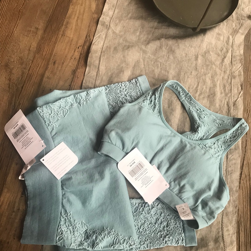 Fabletics Seamless Elise Capri and Bra NWT